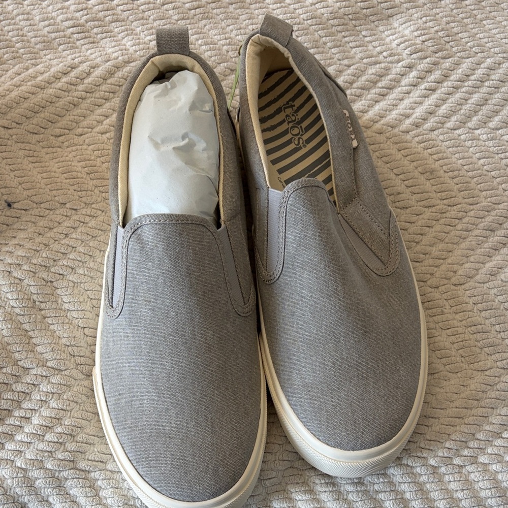 Taos Footwear Women's Slip-On Canvas Loafers in Light Gray
